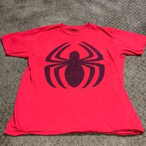 Spiderman Spider SMALL graphic tshirt in EUC red & black great for Halloween